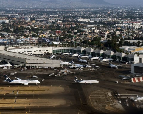 AeroMéxico plane nearly lands on top of Delta Air Lines 737 taking off