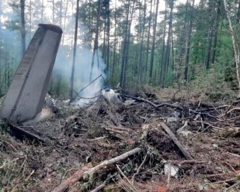 Serious safety violations found at Russian airline a month before fatal crash, Izvestia says