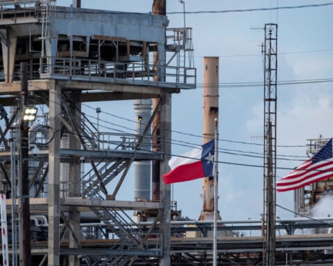 US Gulf refiners seek MidEast, S.American oil to offset Venezuela, Mexico losses