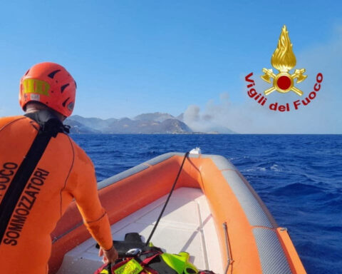 Wildfire in Sardinia forces dozens to flee beach by boat