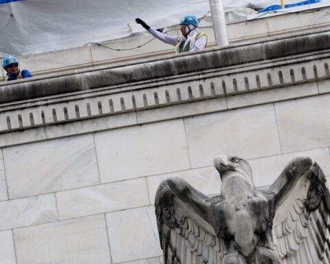 Trump reiterates call for Fed to cut rates