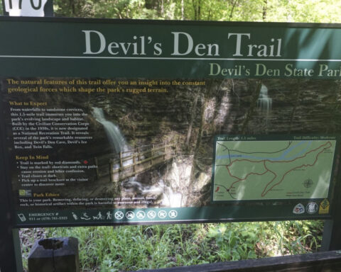 Police search for suspect in deaths of couple attacked while walking with daughters at Arkansas park