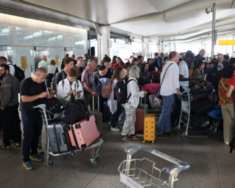 UK airports disrupted by radar fault in air traffic control system