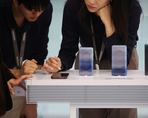 Samsung profit tumbles as it struggles to catch up in the AI chip race
