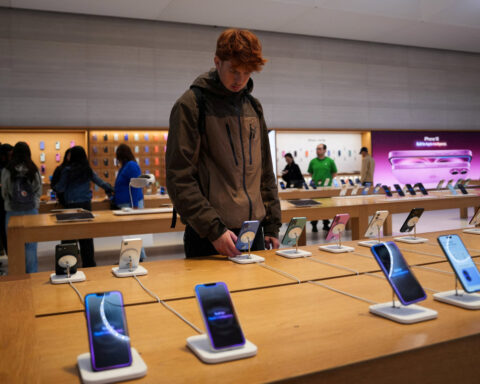 Apple revenue forecast beats estimates, tariff costs projected at $1.1 billion 