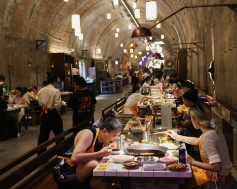 Chongqing residents seek shelter as heatwave hits China's southwest