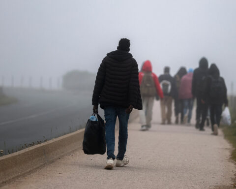 UK threatens jail for people smugglers who advertise on social media