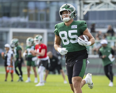 Rookie tight end Mason Taylor, son of Hall of Fame pass rusher, shining at Jets camp