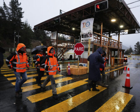 Chilean rescuers recover the bodies of 4 miners who were trapped in a collapsed shaft