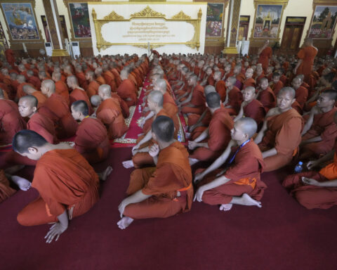 Hundreds of Buddhist monks in Cambodia gather to praise ceasefire with Thailand and mourn the dead