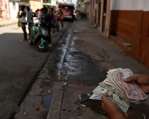 Cuban currency hits record low as dollarization gains ground
