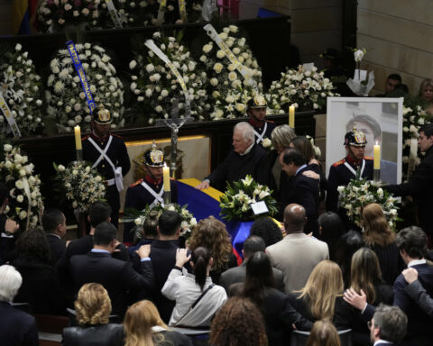 Colombian senator and presidential hopeful dies 2 months after shooting