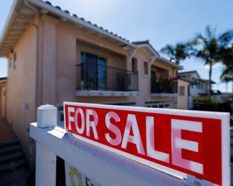 US 30-year mortgage rate dropped last week, refi applications surged