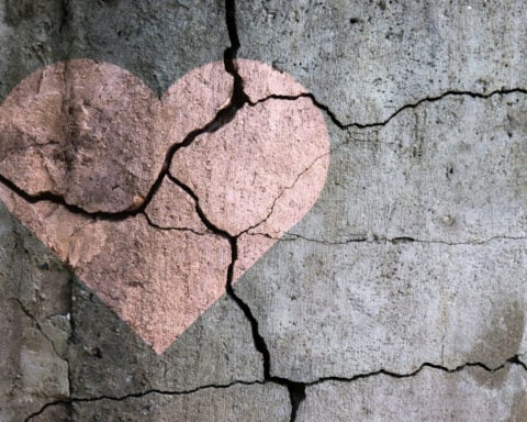 Grief feels unbearable, disorienting and chaotic – a grief researcher and widow shares evidence-based ways to face the early days of loss