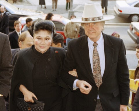Fringe-wearing Wyoming trial lawyer Gerry Spence dies at 96