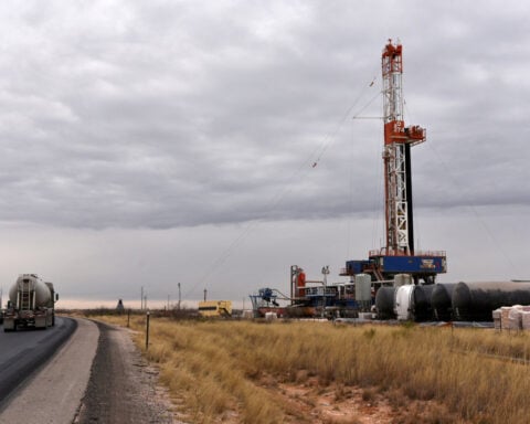 US oil and gas rig count holds steady this week, Baker Hughes says