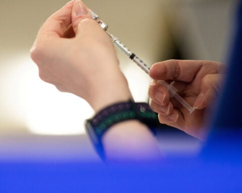 US pediatric group breaks with federal policy, recommends COVID-19 vaccines for young children