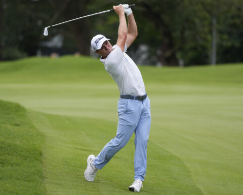 Russell Henley birdies last 3 holes for a 61 to lead Tour Championship over Scheffler