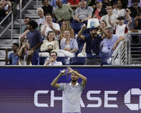 Medvedev taunts booing crowd, rips chair ump during wild US Open meltdown