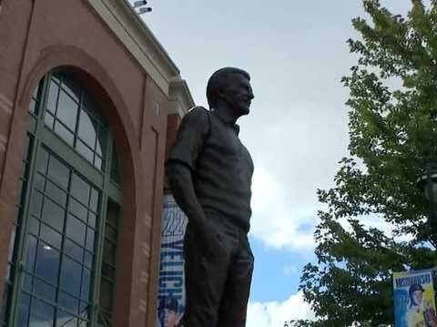 Fans share memories of Bob Uecker at American Family Field before celebration of life