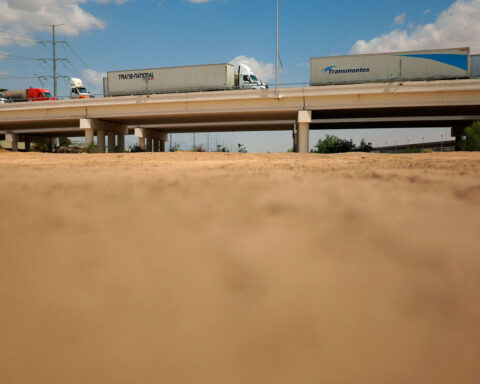 Appeals court strikes down many Trump tariffs, but delays enforcement until October