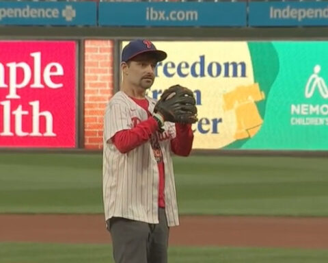 Man throws out first pitch at Philadelphia Phillies game after double lung transplant