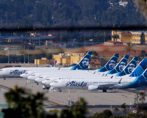 Alaska Air estimates third-quarter profit at low end of forecast on fuel costs