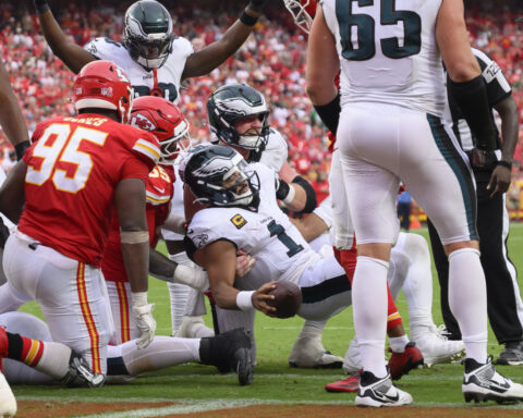 NFL: Eagles should've been penalized for a false start on a tush-push conversion vs. the Chiefs
