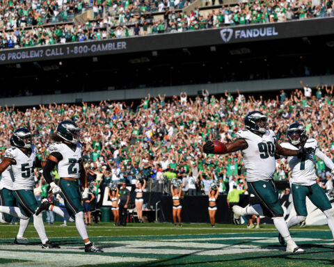 Travis Kelce and Andy Reid have heated exchange in Chiefs win, Eagles make thrilling late comeback: NFL Week 3 Sunday review