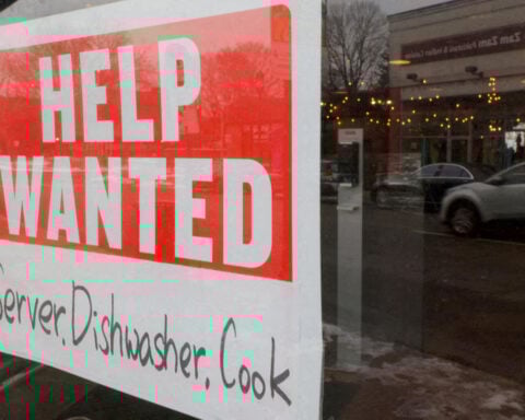 US unemployment claims rise moderately amid labor market freeze