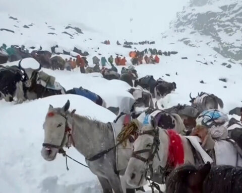 Snowstorms strand hikers in China and a South Korean climber dies in Nepal