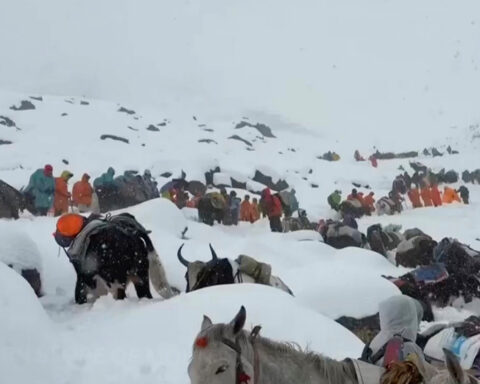 Hundreds of hikers rescued from Mount Everest after severe snowstorm