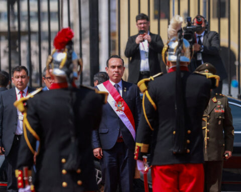 Peru's new leader readies cabinet to quell anger as elections loom