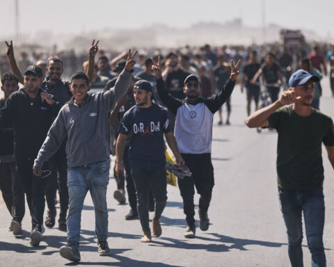 Thousands of Palestinians are returning home to northern Gaza, finding destruction and heartbreak