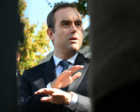 French PM urges end to 'ridiculous spectacle' as budget deadline looms