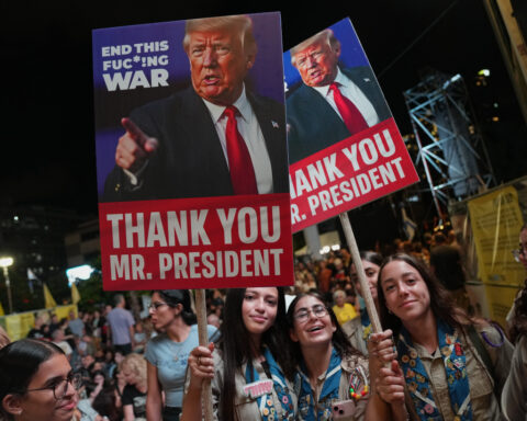 Palestinians return to ruins and US expects hostages freed on Monday as Gaza ceasefire holds