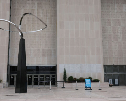 Smithsonian museums, National Zoo close as government shutdown drags on