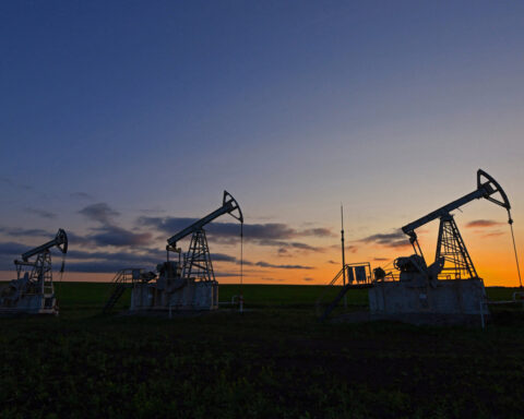 Oil settles higher as US, China try to de-escalate trade tensions