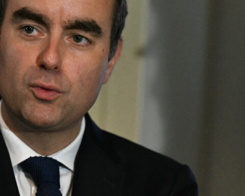 French presidency unveils new cabinet as budget pressure intensifies