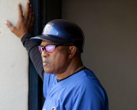 Former infielder and coach Sandy Alomar Sr. dies at 81