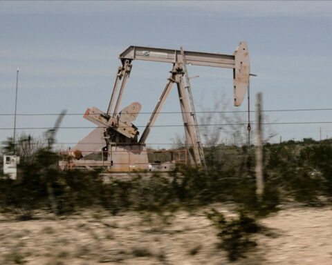 Oil settles down 1.5% on US-China trade tensions, IEA warning of glut