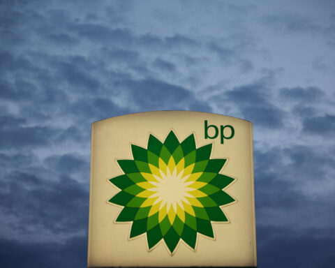 BP flags weaker oil trading while upstream output grows