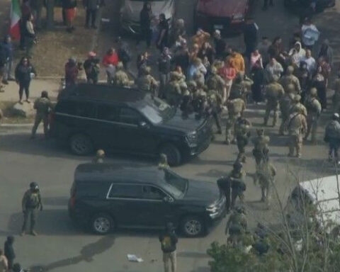 Federal agents fire tear gas during standoff with crowd in East Side, Chicago, then drive away
