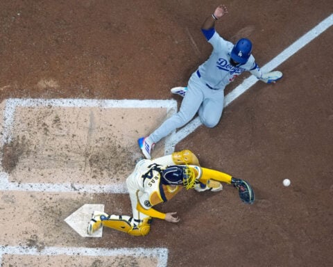 Dodgers' Teoscar Hernández says 'nobody to blame but myself' for his role in weird NLCS double play