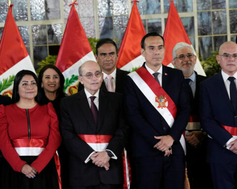 Peru's Jeri swears in top cabinet members
