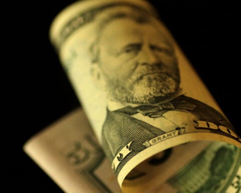 Dollar drops versus euro and yen amid ongoing US-China trade friction