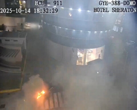 Vehicle explodes outside Guayaquil mall in Ecuador