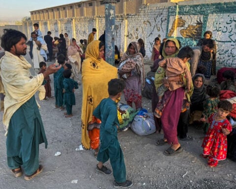 Pakistan reports a new clash with Afghan forces along border