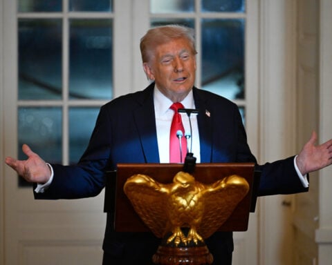 Trump hosts glitzy dinner for wealthy donors to new White House ballroom