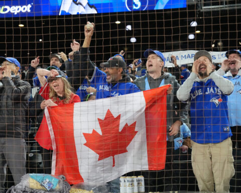 Guerrero, Springer sparks Blue Jays, who hit 5 HRs and cut Mariners' ALCS lead to 2-1 with 13-4 rout